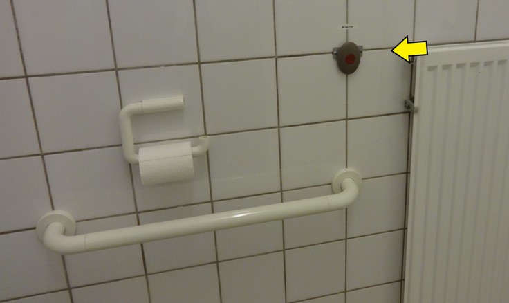 Foto über Lage des Notknopfes in der Behindertentoilette des Landgerichts Lüneburg