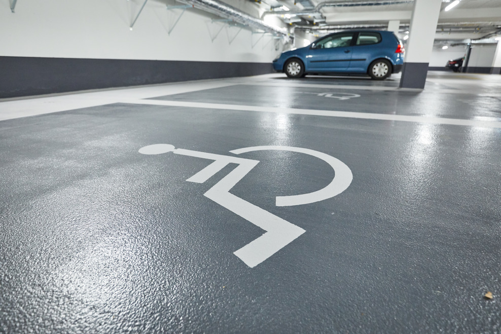 Abbildung Behindertenparkplatz im Parkhaus (zur Webseite der Hansestadt Lüneburg, Parken)