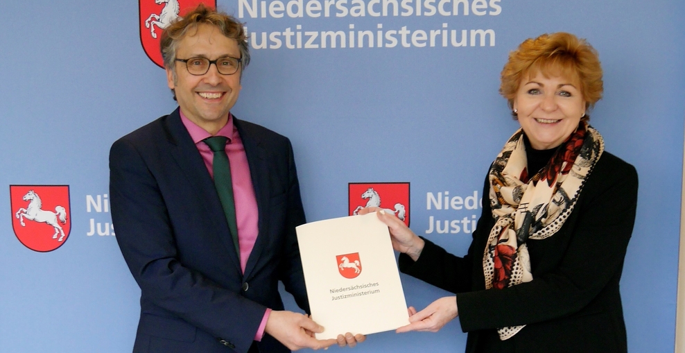 Bild des neuen Präsidenten des Landgerichts und der niedersächsischen Justizministerin