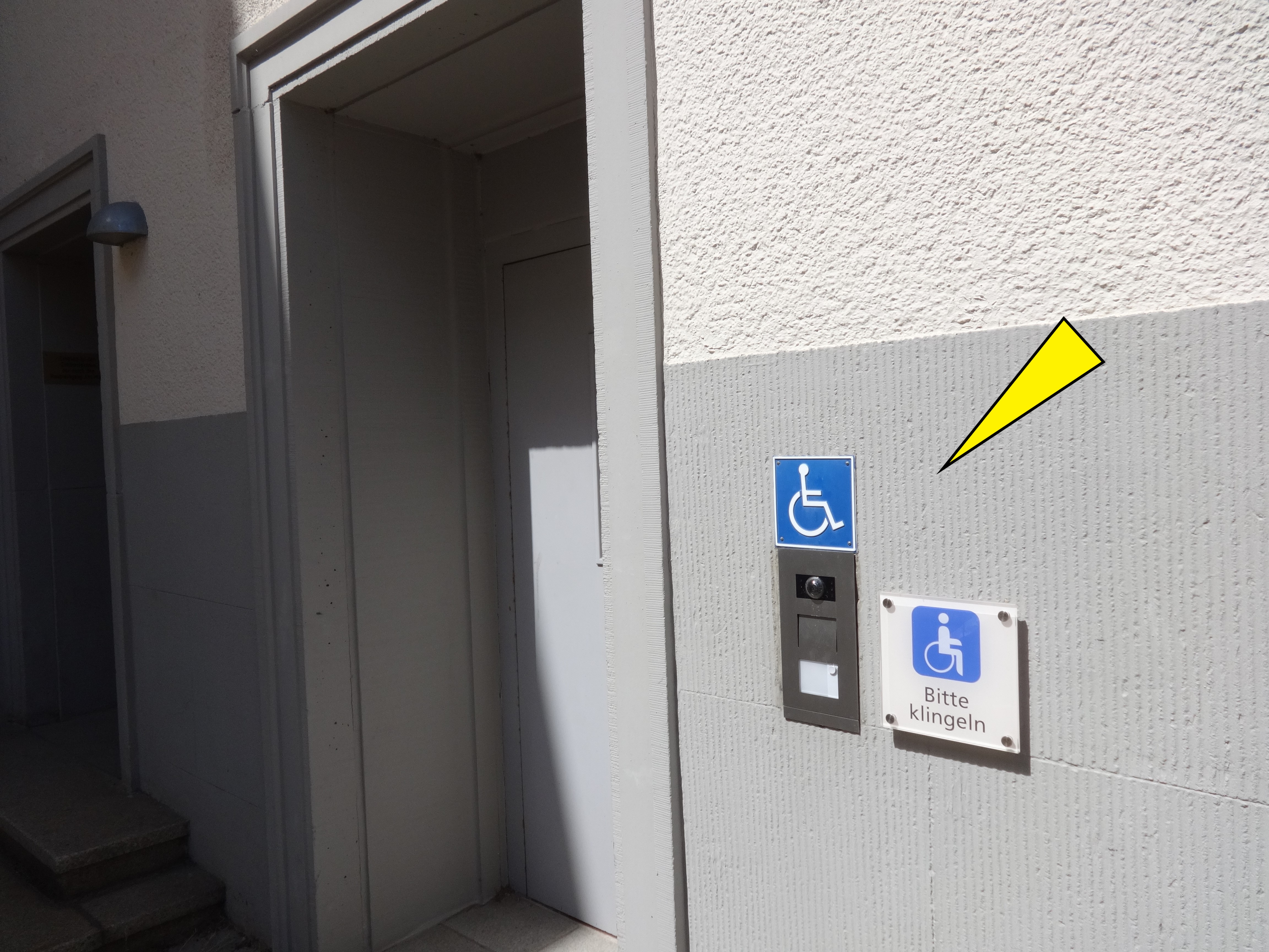 Foto des Behindertenfahrstuhls des Landgerichts Lüneburg