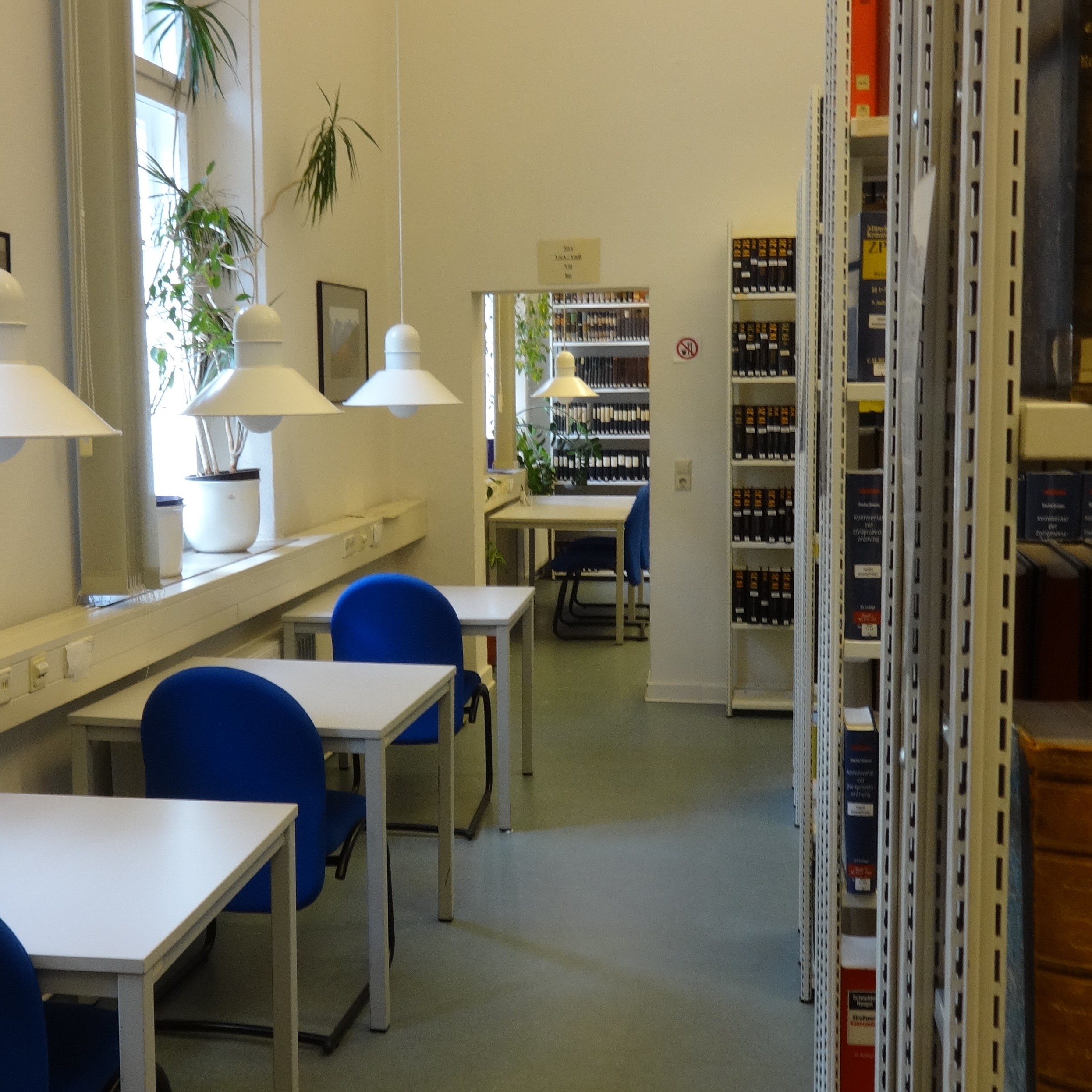 Blick in den Benutzerbereich der Bibliothek des Landgerichts Lüneburg