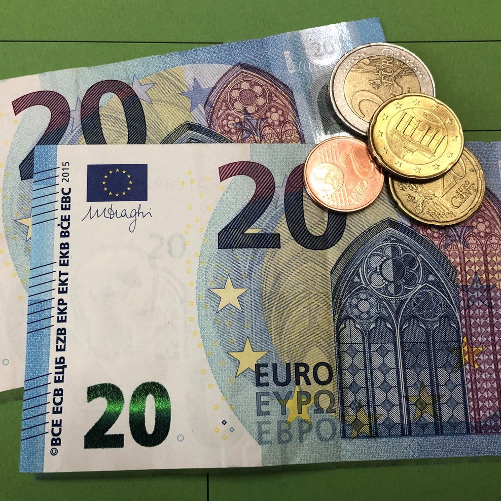 Abbildung von Euroscheinen und -münzen
